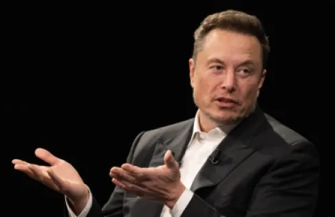 (ماسك بالبكيني).. صورة فاضحة تجتاح مواقع التواصل!