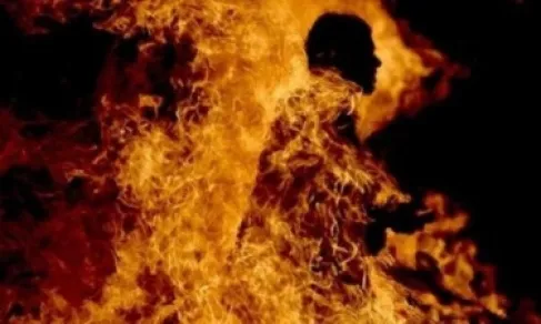 جريمة مروعة تهز العراق.. شخص يقتل شقيقاته الثلاث حرقا بالبنزين لمجرد الشك فيهن