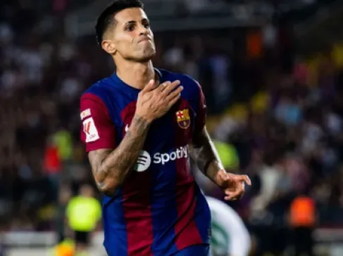 كانسيلو يترقب إشارة برشلونة قبل حسم مستقبله