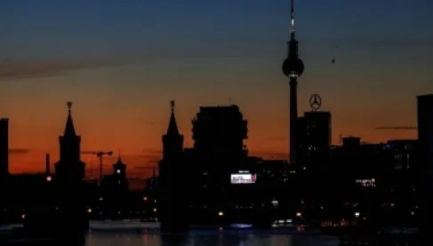 برلين.. حريق مروع يقطع الكهرباء عن 50 ألف منزل والشرطة تحقق