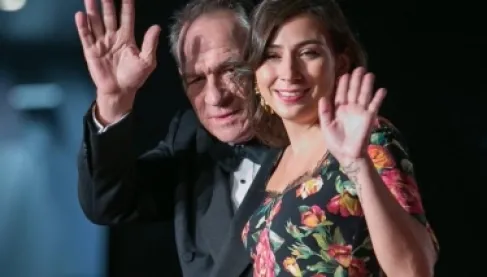 لغز الطابق 14.. تفاصيل جديدة حول وفاة ابنة تومي لي جونز في فندق فاخر