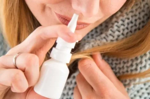 بخاخ الأنف المزيل للاحتقان.. راحة مؤقتة قد تتحول إلى إدمان