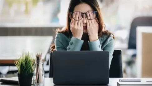 تحذير صحي لموظفي المكاتب.. علامات لا يجب تجاهلها أثناء ساعات العمل