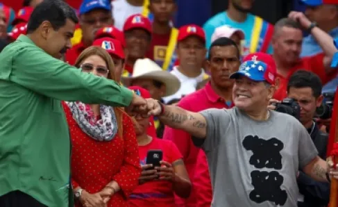 من ميسي إلى مارادونا.. الوجه الرياضي في حياة مادورو