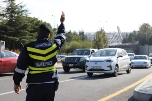 مركبة تسير بسرعة 204 كم/ ساعة على طريق الأزرق!