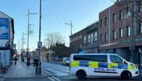 إصابة شخصين في إطلاق نار بلندن وإغلاق طريق رئيسي أثناء التحقيقات