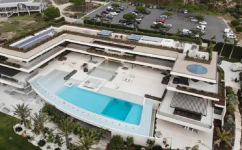 رونالدو يودع صخب كرة القدم بخطوة فاخرة في ساحل البرتغال