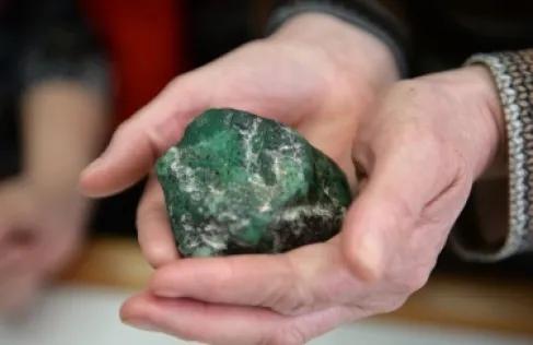 أحجار كريمة تتفوّق على الألماس.. والعالم يلهث لندرتها