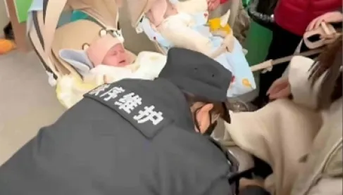 تصرّف جنوني من والدين باكستانيين مع توأمهما في حديقة صينية يحصد ملايين المشاهدات