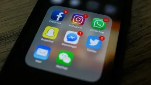 10 تطبيقات تستخدمهاً يوميا تستنزف بطارية هاتفك بصمت