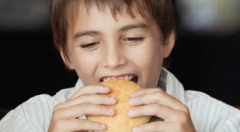 بريطانيا تحظر إعلانات الوجبات السريعة لحماية أطفالها