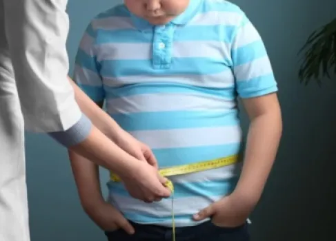 كيف تحمي طفلك من السمنة؟ الأسباب والحلول العلمية