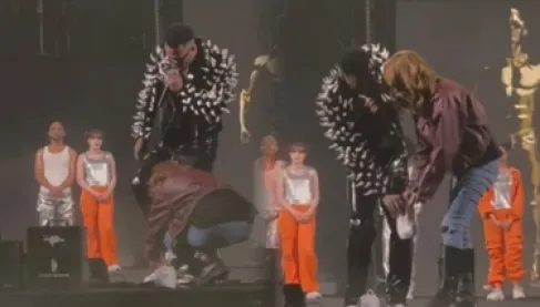 فتاة تغير حذاء محمد رمضان وتربطه له على خشبة المسرح ما القصة ؟ - فيديو