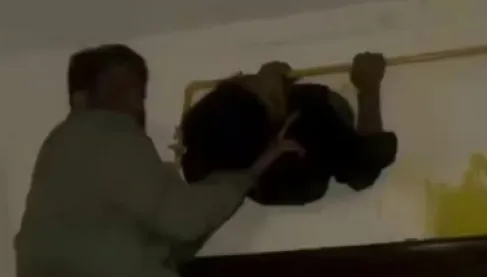 شفاط مطبخ يبتلع لصاً أثناء محاولة سرقة منزل - فيديو