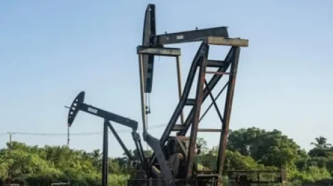 تقارير: الولايات المتحدة قد تعترض وتستولي على ناقلة نفط متجهة إلى أوروبا