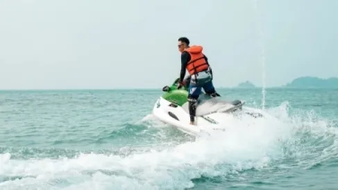 مصرع سائح سعودي إثر انقلاب دراجة مائية في إندونيسيا