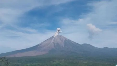 بركان سيميرو يثور 6 مرات متتالية ويقذف رماداً بارتفاع 900 متر - فيديو
