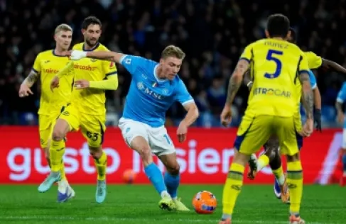 نابولي يتعثر أمام فيرونا ويفرط بالصدارة