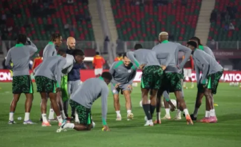 لاعبو نيجيريا يقاطعون التدريبات قبل مواجهة الجزائر.. والسبب صادم