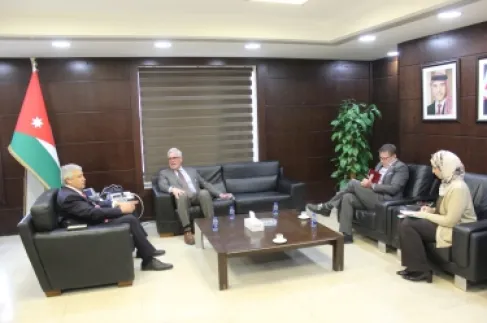 القطامين يبحث مع السفير الكندي تعزيز التعاون في قطاع النقل