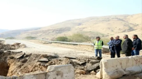 أبو السمن يتفقد أعمال معالجة الانهيارات على طريق وادي شعيب