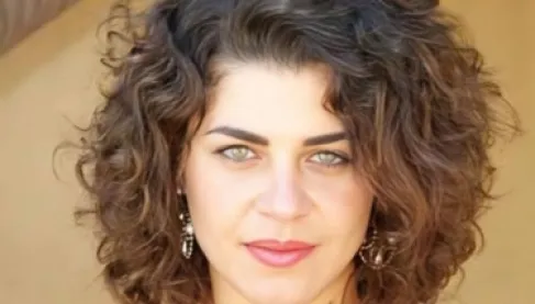 منى هلا تقدم بلاغا ضد قائد سيارة بتهمة الاعتداء