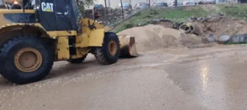 بلدية بني عبيد تفتح عبارة بعد إغلاقها بسبب مخلفات إنشائية