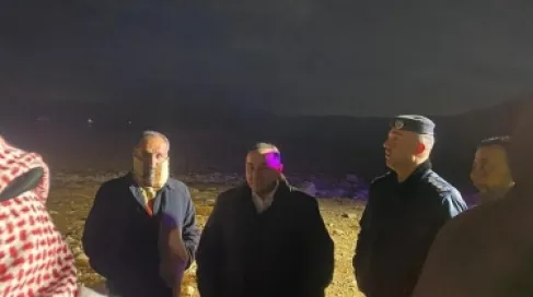 محافظ الزرقاء يتابع إنقاذ عالقين داخل مركبتهم بمجرى سيل الغباوي