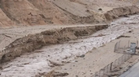 إنقاذ أشخاص حاصرتهم السيول في الزرقاء