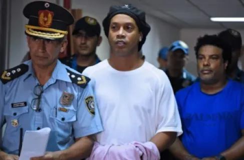 شهادة صادمة من رونالدينيو عن تجربته في السجن