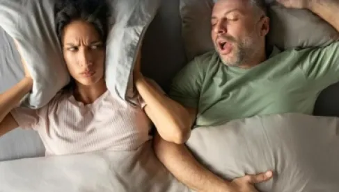 لغز الشخير الليلي.. لماذا يوقظنا ولا يوقظ صاحبه؟