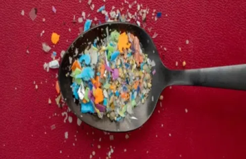 5 أطعمة ومشروبات نتناولها يومياً تحتوي على (بلاستيك خفي).. رقم 3 سيصدمك