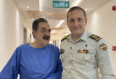 الدكتور محمد أنور أبو كف يجري عملية جراحية متطورة للفنان القدير ماهر خماش