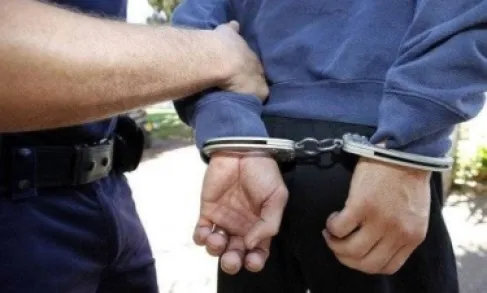 الاردن .. القبض على سارق محال بيع القهوة بالمغافلة ( ظهر في فيديو جرى تداوله بعمان)