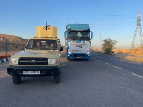 الأردن يسير قافلة مساعدات مكونة من 51 شاحنة إلى الأراضي السورية