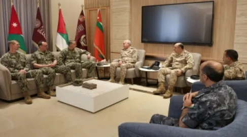 الحنيطي يستقبل قائد القوات البحرية في القيادة الأمريكية