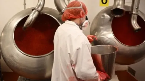 الأردن .. وفاة سيدة سقطت بعجانة في مصنع حلويات