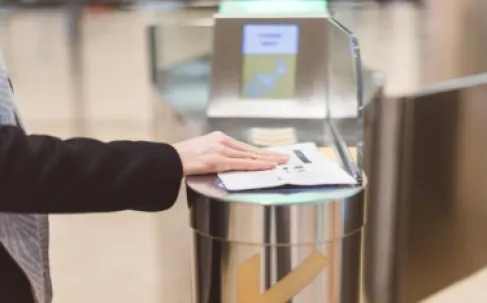 الداخلية والسياحة تطلقان مشروع ربط التأشيرة الإلكترونية مع التذكرة الموحدة