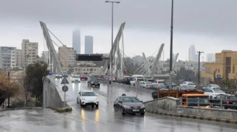 سحب رعدية وأمطار غزيرة مع بَرَد تتجه نحو وسط وشمال الأردن