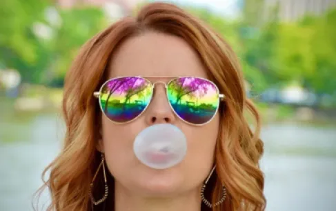 دراسة تكشف كيف يساعدك (مضغ العلكة) على استعادة هدوئك وتصفية ذهنك؟