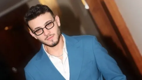 في حفله بدبي.. الشامي يقطع الغناء وينزل من المسرح بسبب طفلة