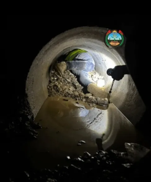 بلدية الكرك تعيد فتح العبارات وتنظف مجاري المياه