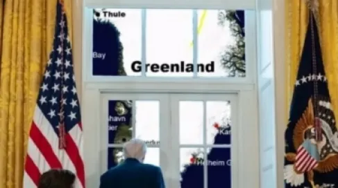 ترمب ينظر إلى غرينلاند من نافذة البيت الأبيض
