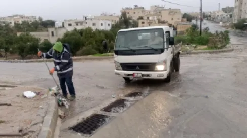 بلدية عجلون تتعامل مع فتح عدة طرق