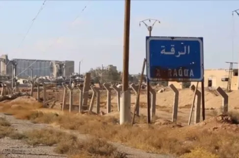 قسد تفرض حظرا للتجوال في الرقة بعد انسحاب قواتها من حلب