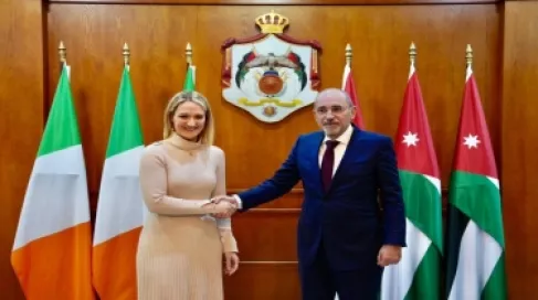 وزير الخارجية يجري مباحثات موسّعة مع نظيرته الإيرلندية