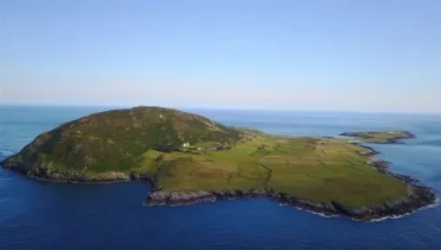 جزيرة بريطانية تطلب موظفين بإقامة مجانية.. لكن المهمة ليست سهلة