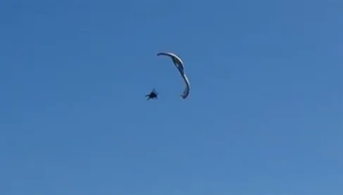 مشهد يحبس الأنفاس لمظلي سقط في قلب المحيط بعد عطل قاتل