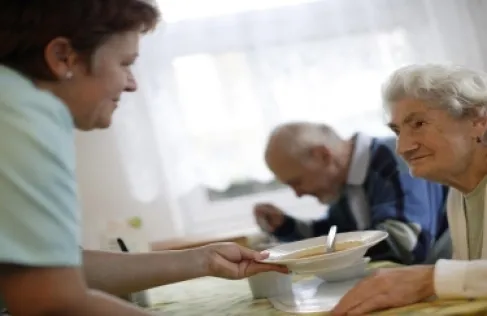 أطعمة تزيد من خطر الإصابة بالسرطان بعد سن الخمسين