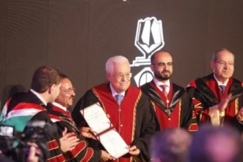 الجامعة العربية الأمريكية تمنح عباس الدكتوراه الفخرية في العلوم الإنسانية لإسهاماته الفكرية والبحثية